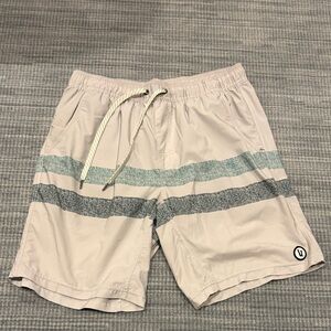 Vuori Men's Kore Short - Light Gray with Green